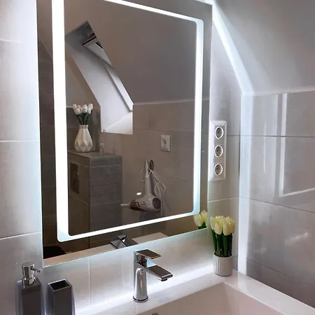 Irisz Hillside דירה *